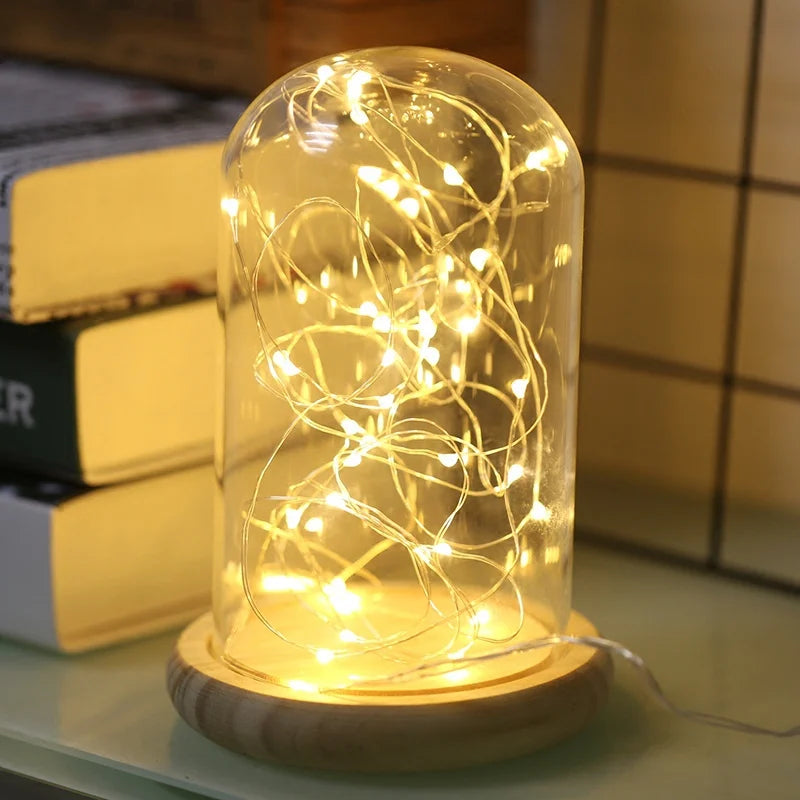 Luzes de fada em garrafas de vinho – perfeitas para festas e decoração.