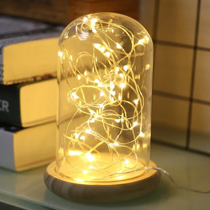 Luzes de fada em garrafas de vinho – perfeitas para festas e decoração.