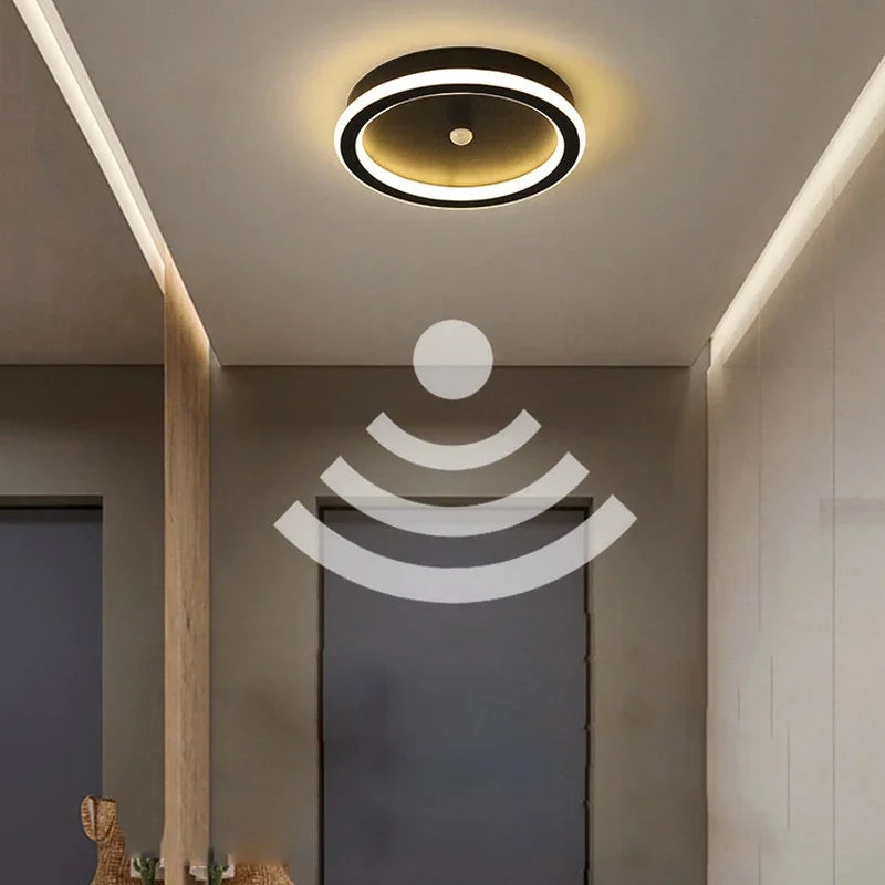 Luminária de teto LED inteligente com sensor de movimento para casa.