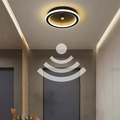 Luminária de teto LED inteligente com sensor de movimento para casa.