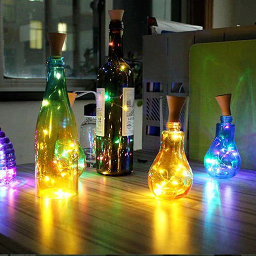 Luzes de fada em garrafas de vinho – perfeitas para festas e decoração.