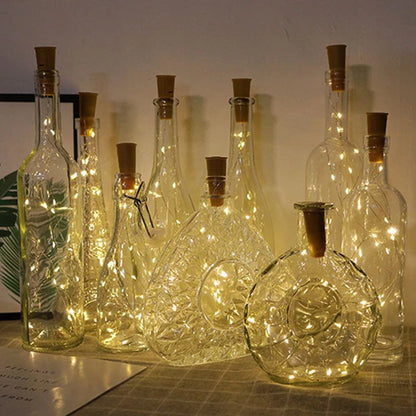 Luzes de fada em garrafas de vinho – perfeitas para festas e decoração.