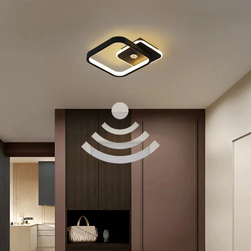 Luminária de teto LED inteligente com sensor de movimento para casa.